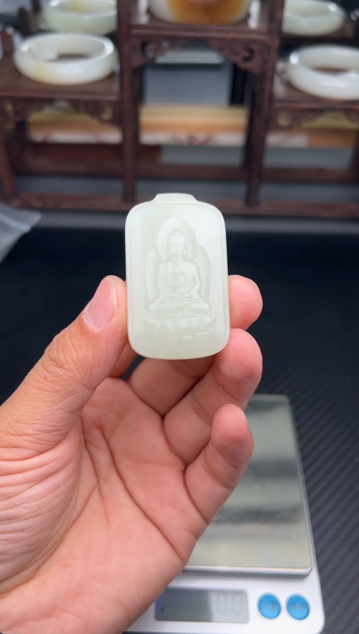 吊坠(赠链)未镶嵌和田玉且末微色差迪克兰一细吊坠