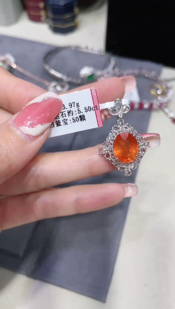 18K金镶嵌石榴石（芬达石）吊坠