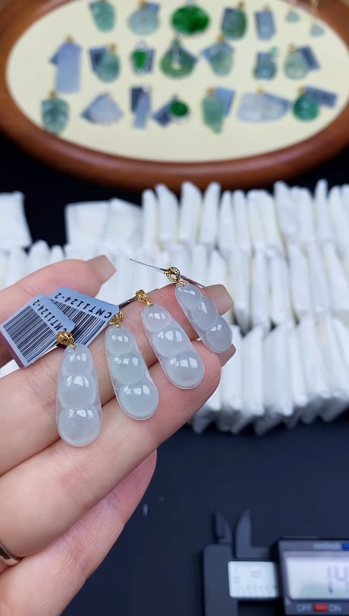 吊坠(不含链)18K金镶嵌翡翠豆子18K金扣镶嵌多样性发其一@@CMT