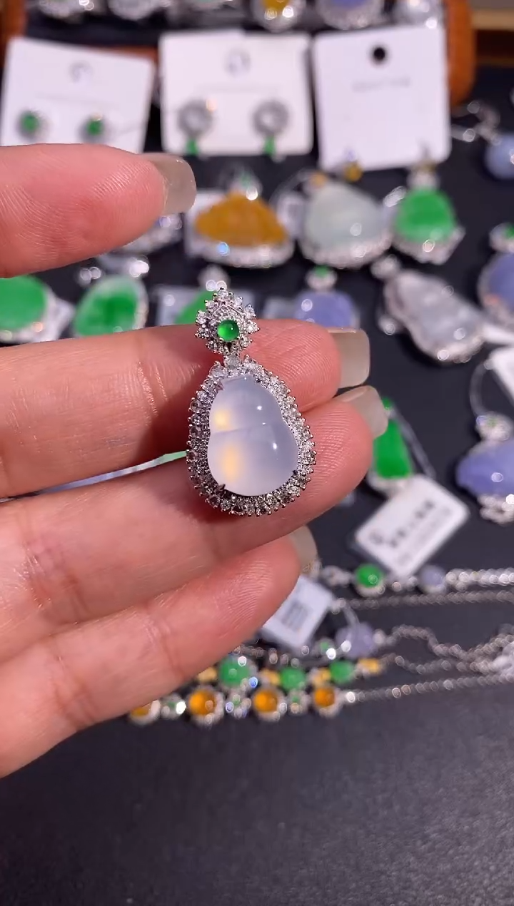 【闪购商品】翡翠颈饰18K金镶嵌吊坠