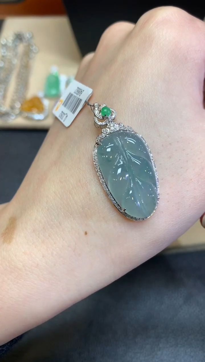 【闪购商品】翡翠颈饰18K金镶嵌叶子【无服务费】