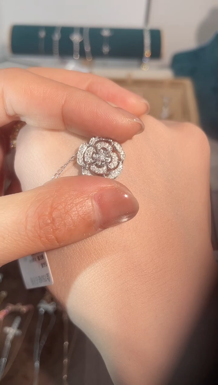 【闪购商品】钻石吊坠18K金镶嵌【月下高定珠宝】80分山茶花两用款