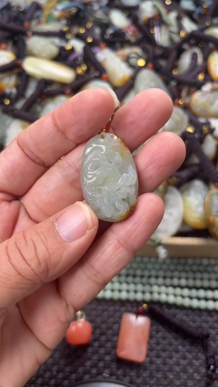 【闪购商品】和田玉颈饰未镶嵌多样性发货没有证书拍一发一有瑕