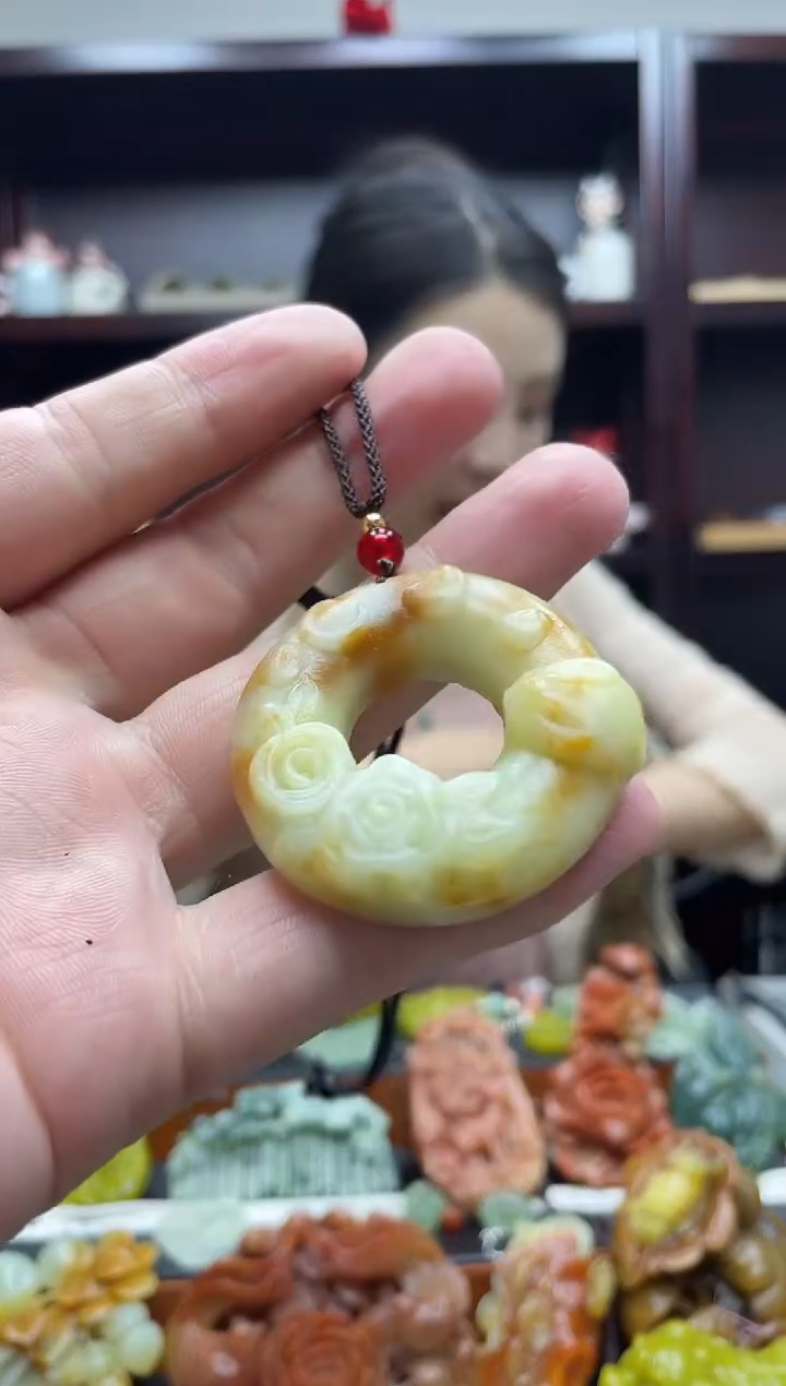 岫玉未镶嵌吊坠·