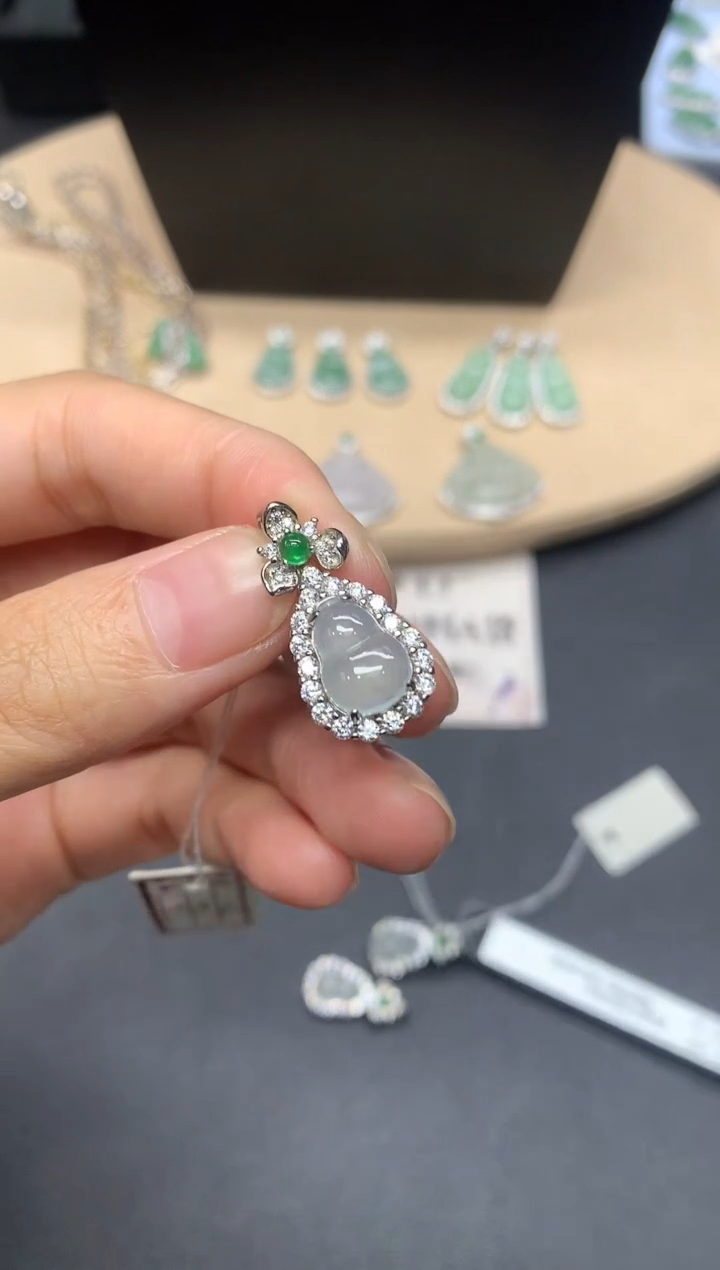 【闪购商品】翡翠吊坠(不含链)银S925镶嵌葫芦【多样性发其一】