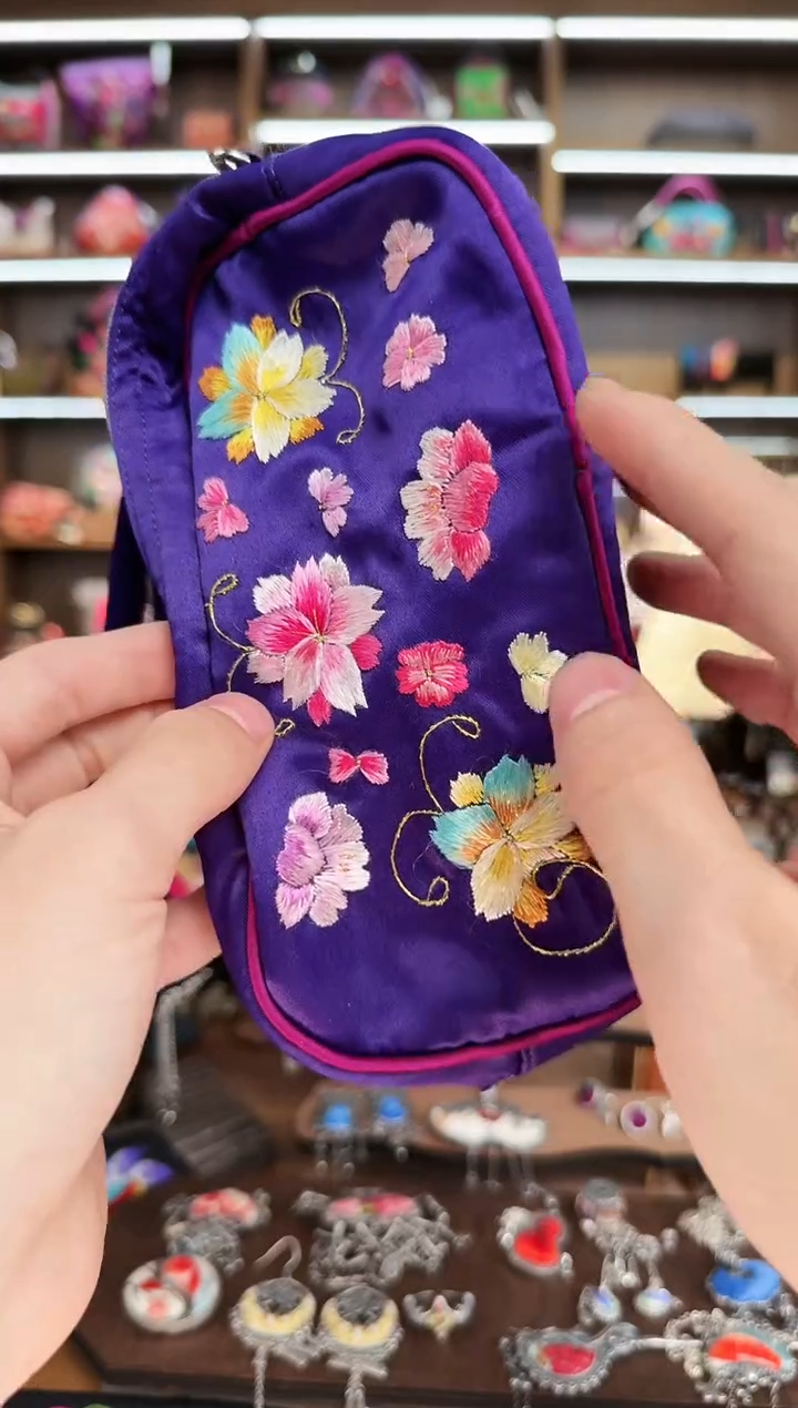 【闪购商品】织绣A18蒙阿苏苗绣传承