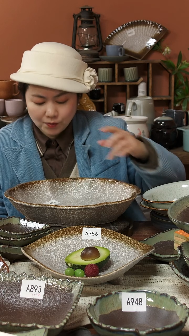 陶瓷A430 一只陶瓷粗陶花边大盆可能微瑕35*8