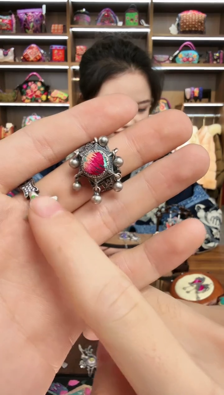 【闪购商品】织绣219蒙阿苏苗绣传承