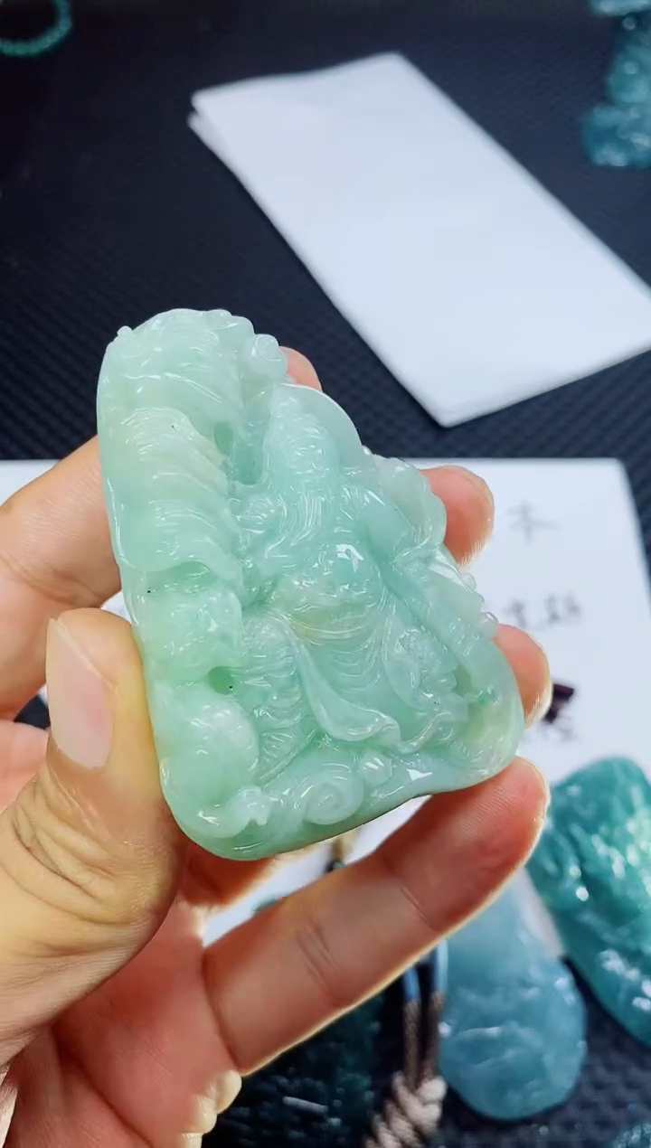 翡翠未镶嵌颈饰          