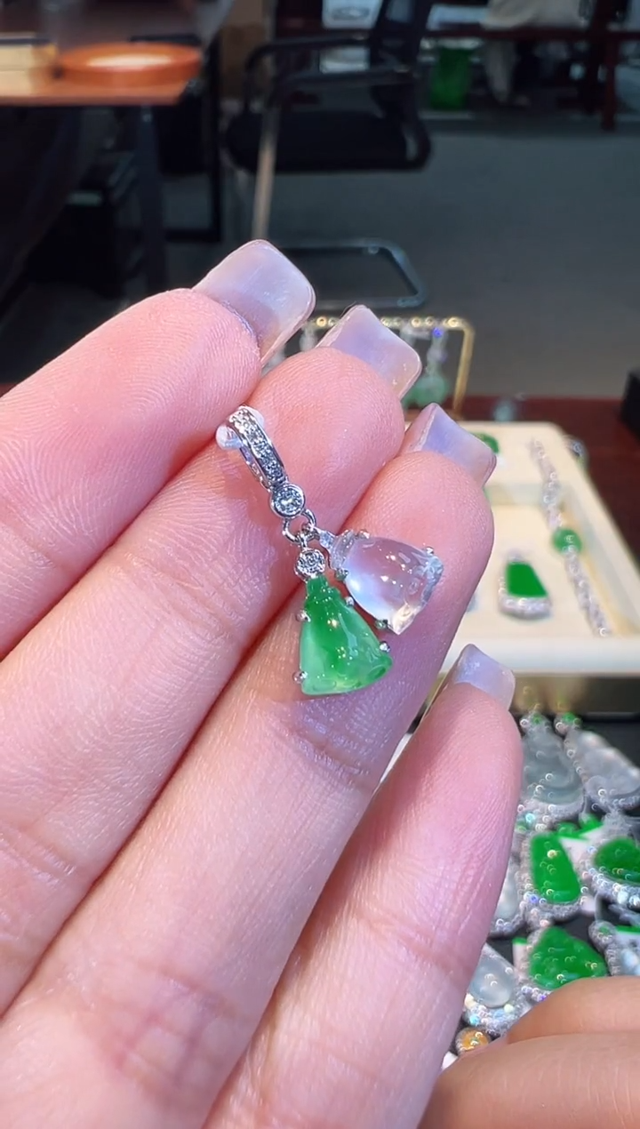 【闪购商品】翡翠吊坠(不含链)18K金镶嵌小滴溜