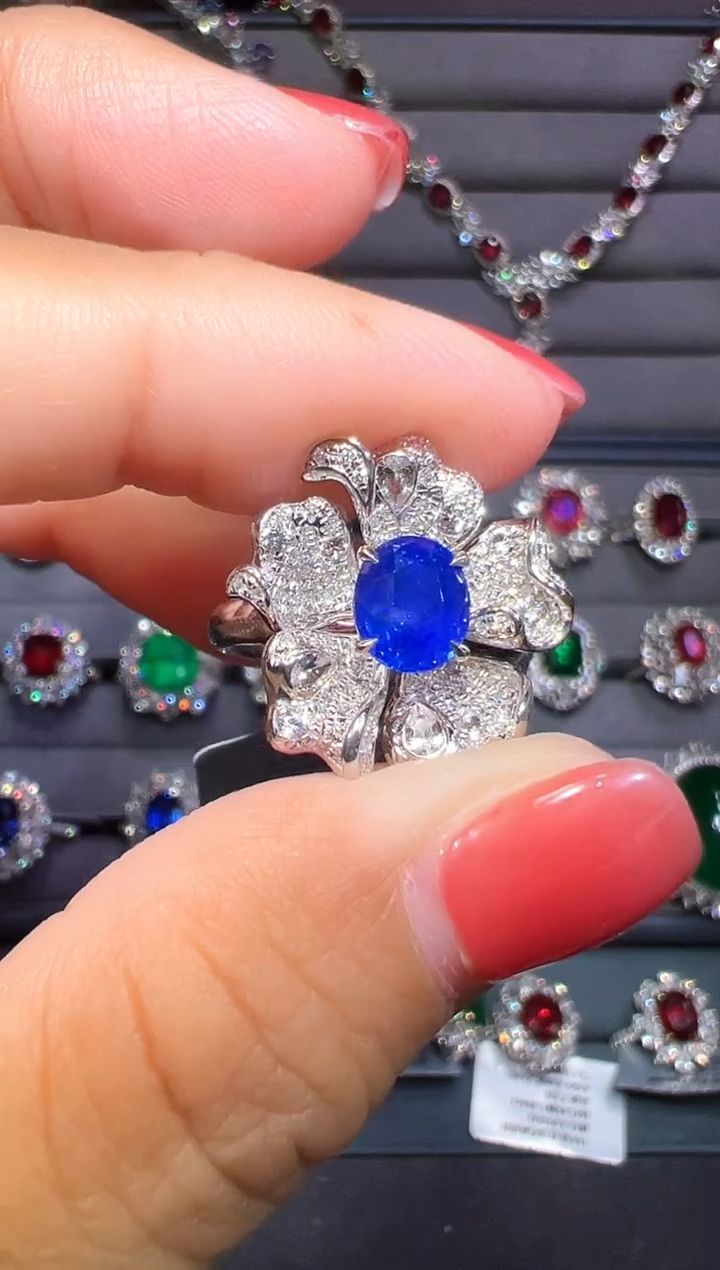 皇家蓝蓝宝石18K金镶嵌 