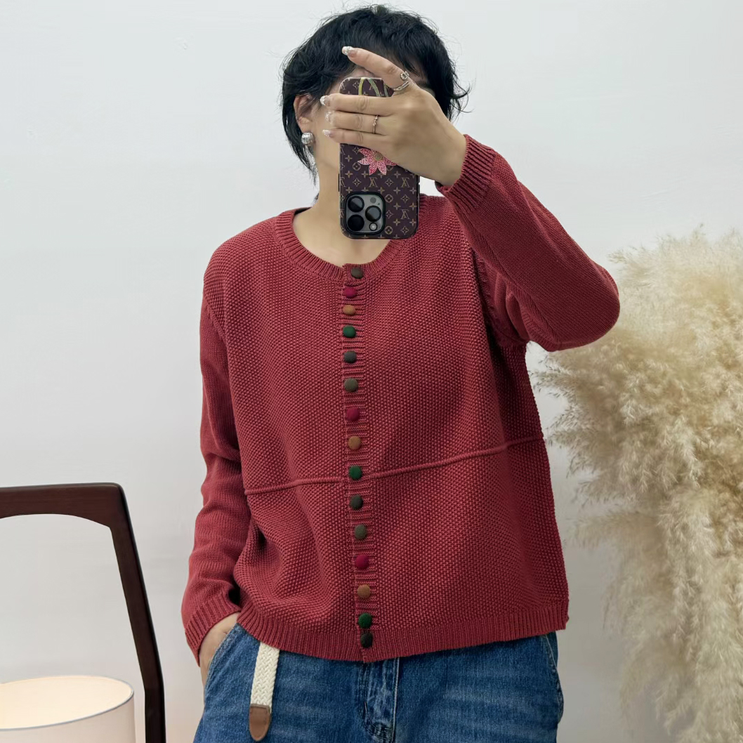 大码女圆领彩色纽扣时尚减龄长袖休闲抗起球秋冬宽松针织衫外套