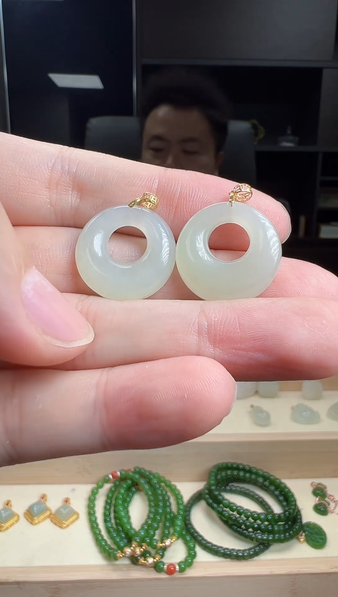 颈饰18K金镶嵌和田玉公主扣【多样性发一件】