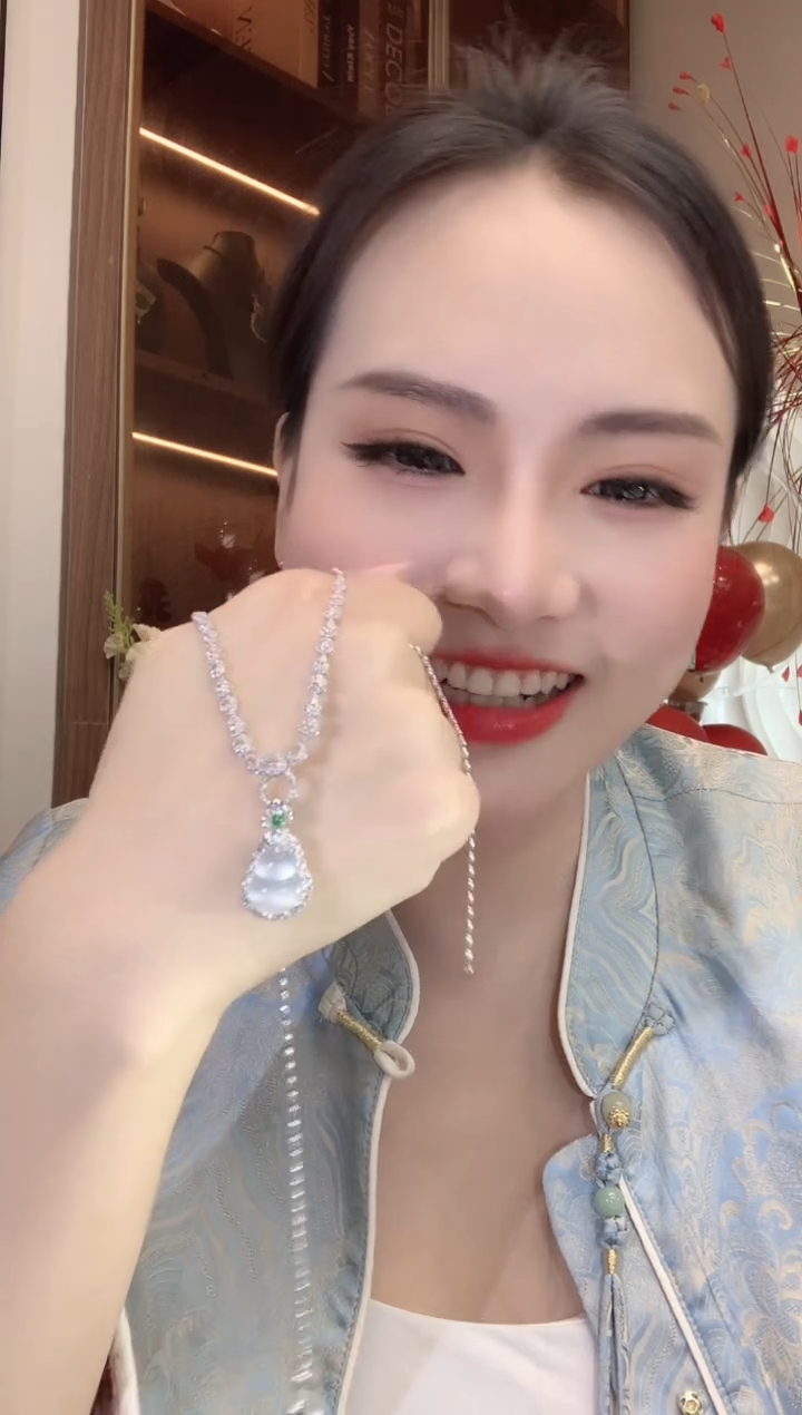 【闪购商品】翡翠吊坠(不含链)18K金镶嵌A43