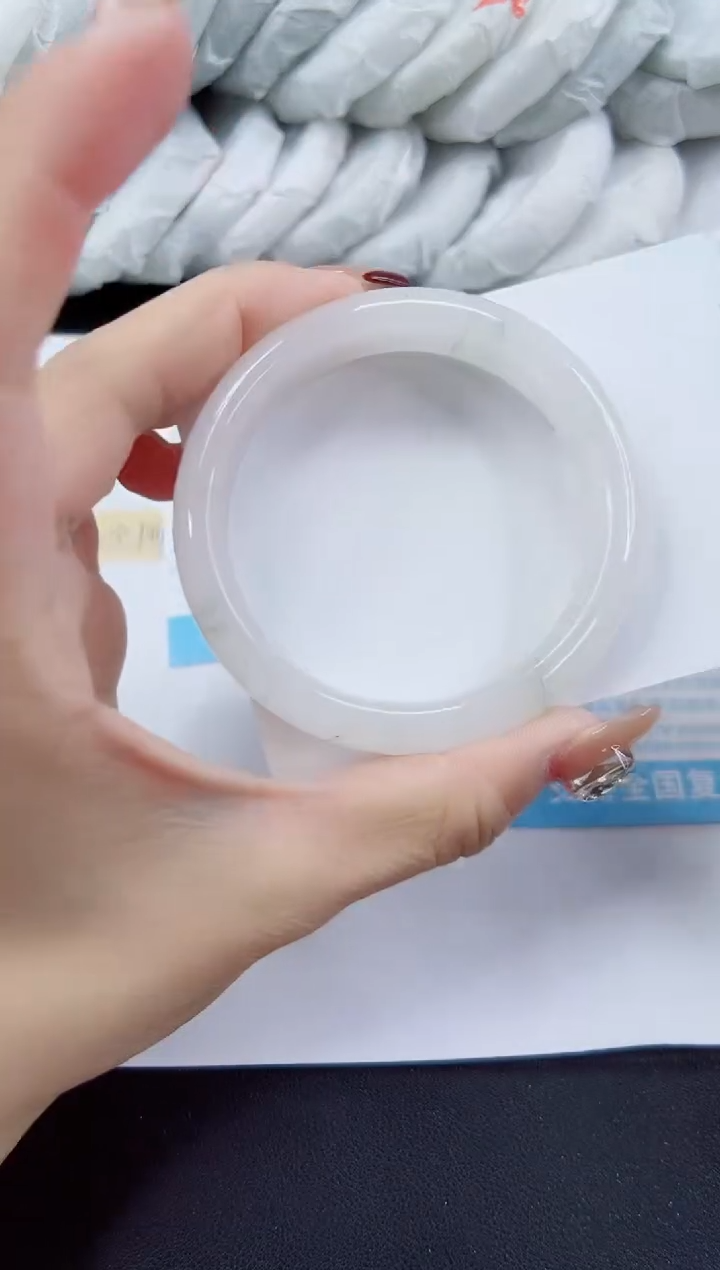 【闪购商品】石英质玉手镯未镶嵌173