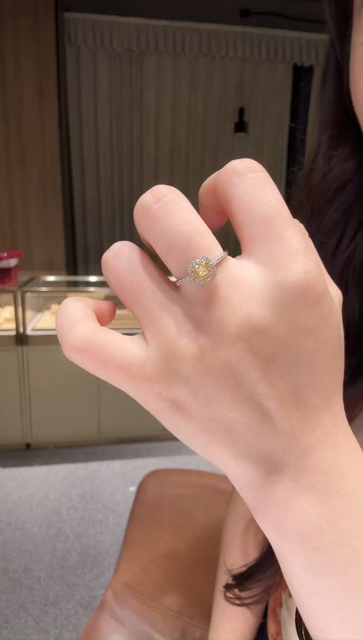 18K金镶嵌戒指钻石黄钻