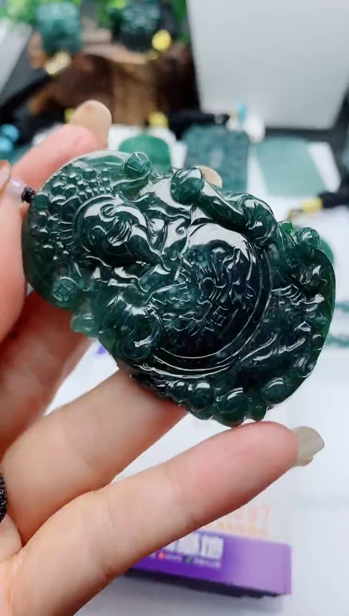 颈饰未镶嵌翡翠                