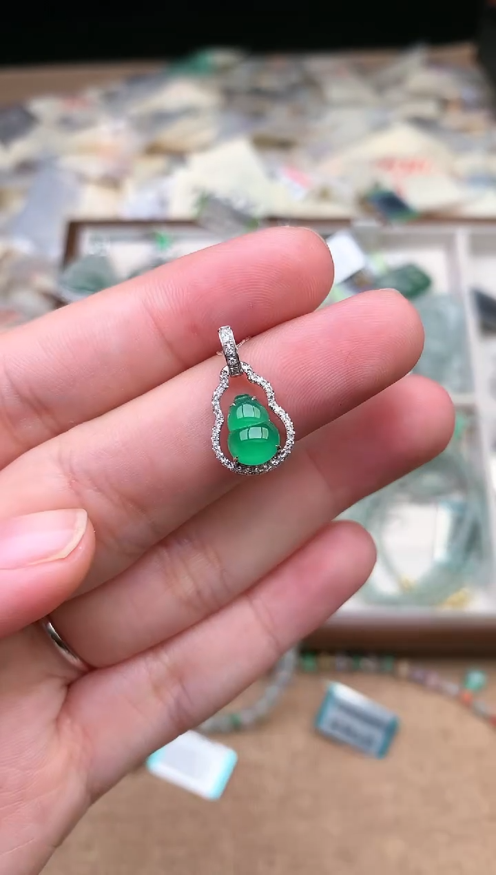 18K金镶嵌挂件翡翠1