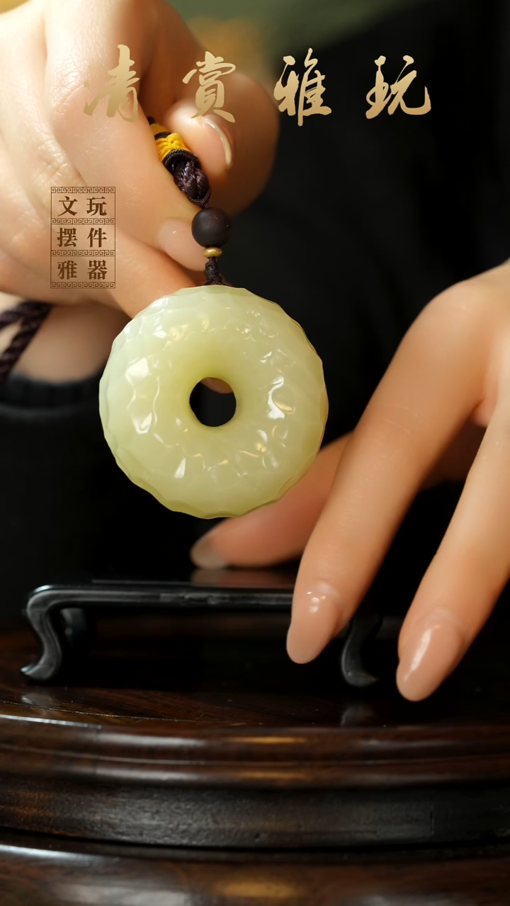 玉《千锤百炼平安扣》手把件摆件