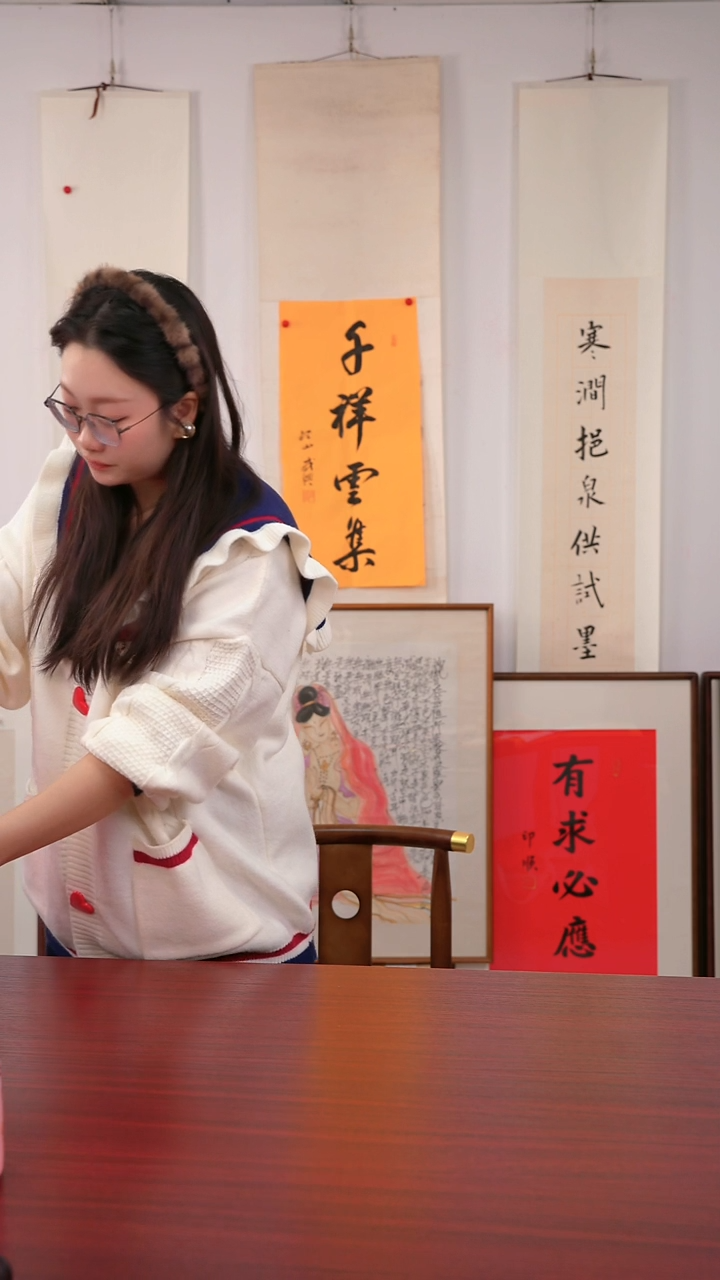 书法J***n《红底金字》