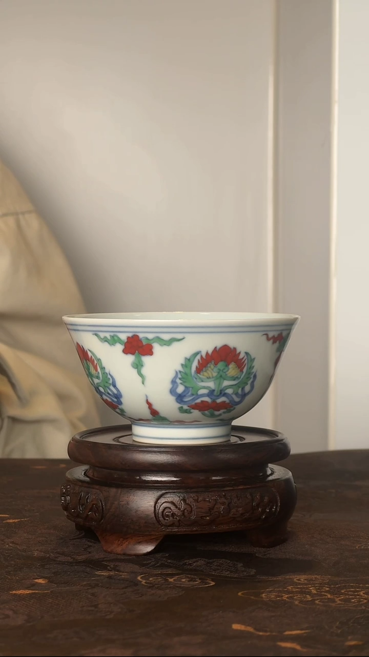 斗彩团宝相花主人杯