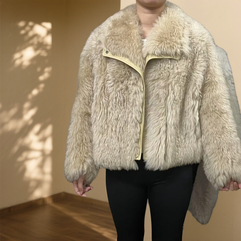 冬季女款托卡皮毛一体拼皮外套。百搭时尚加厚秋冬女士外套