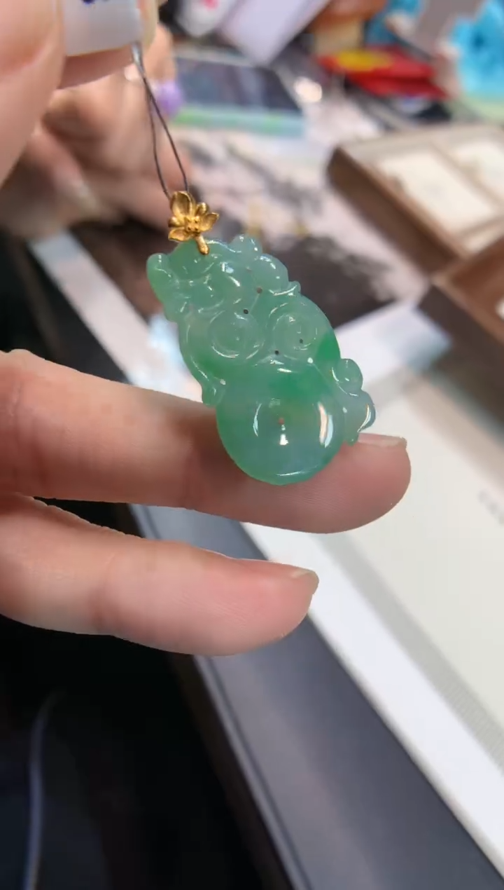 颈饰18K金镶嵌翡翠如意