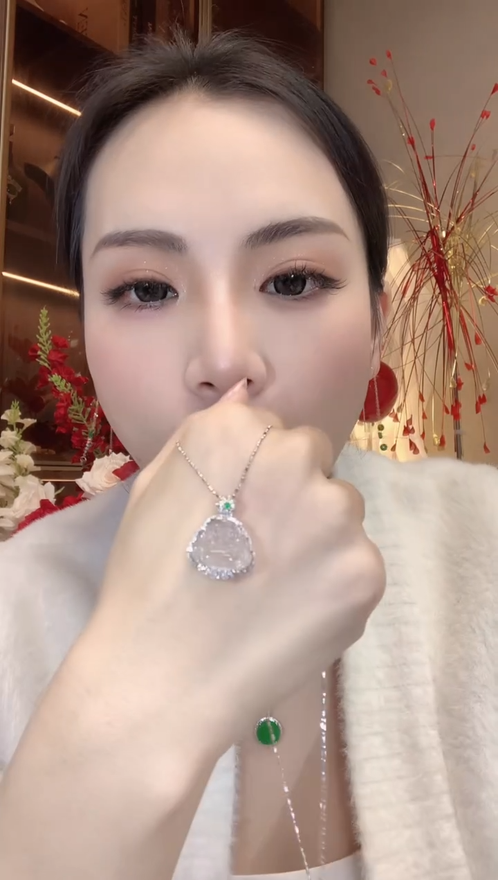 【闪购商品】翡翠吊坠(不含链)18K金镶嵌A6