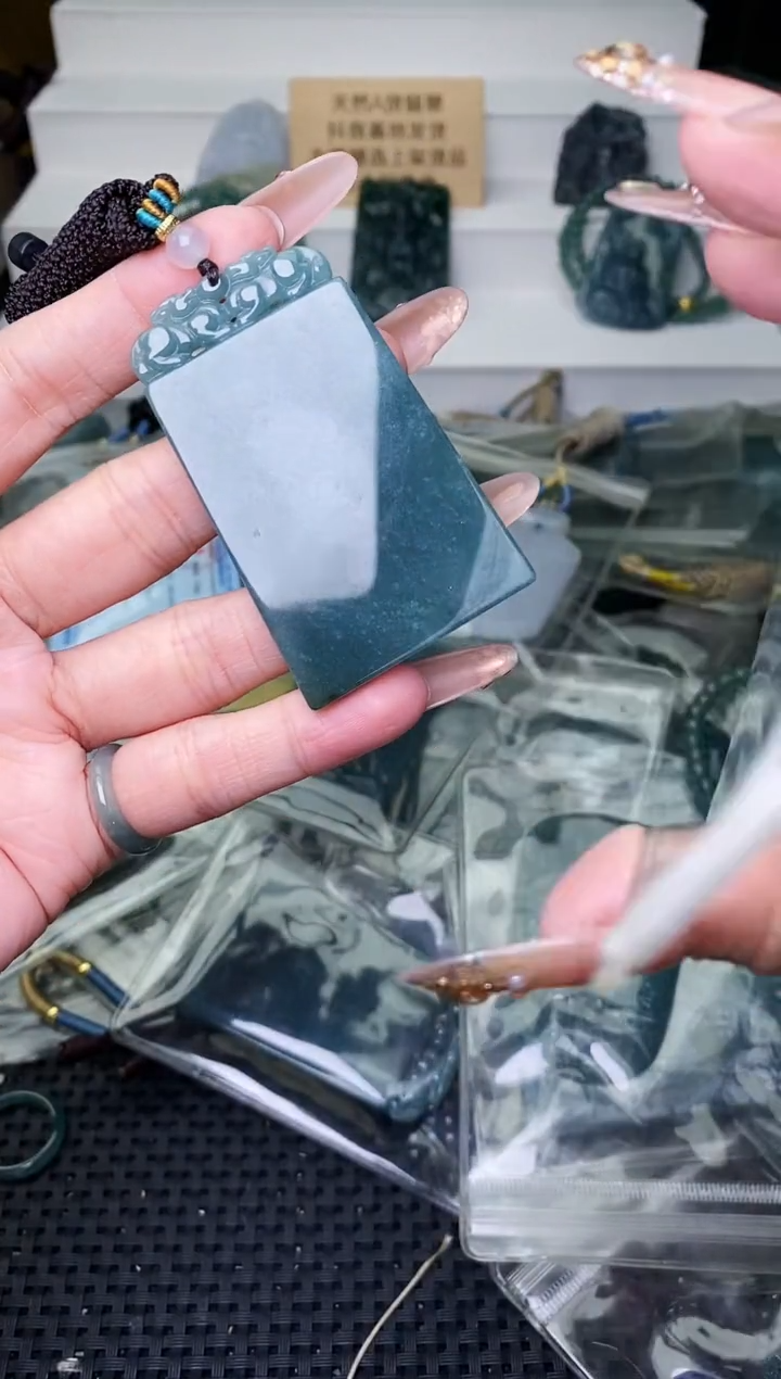 颈饰未镶嵌翡翠 