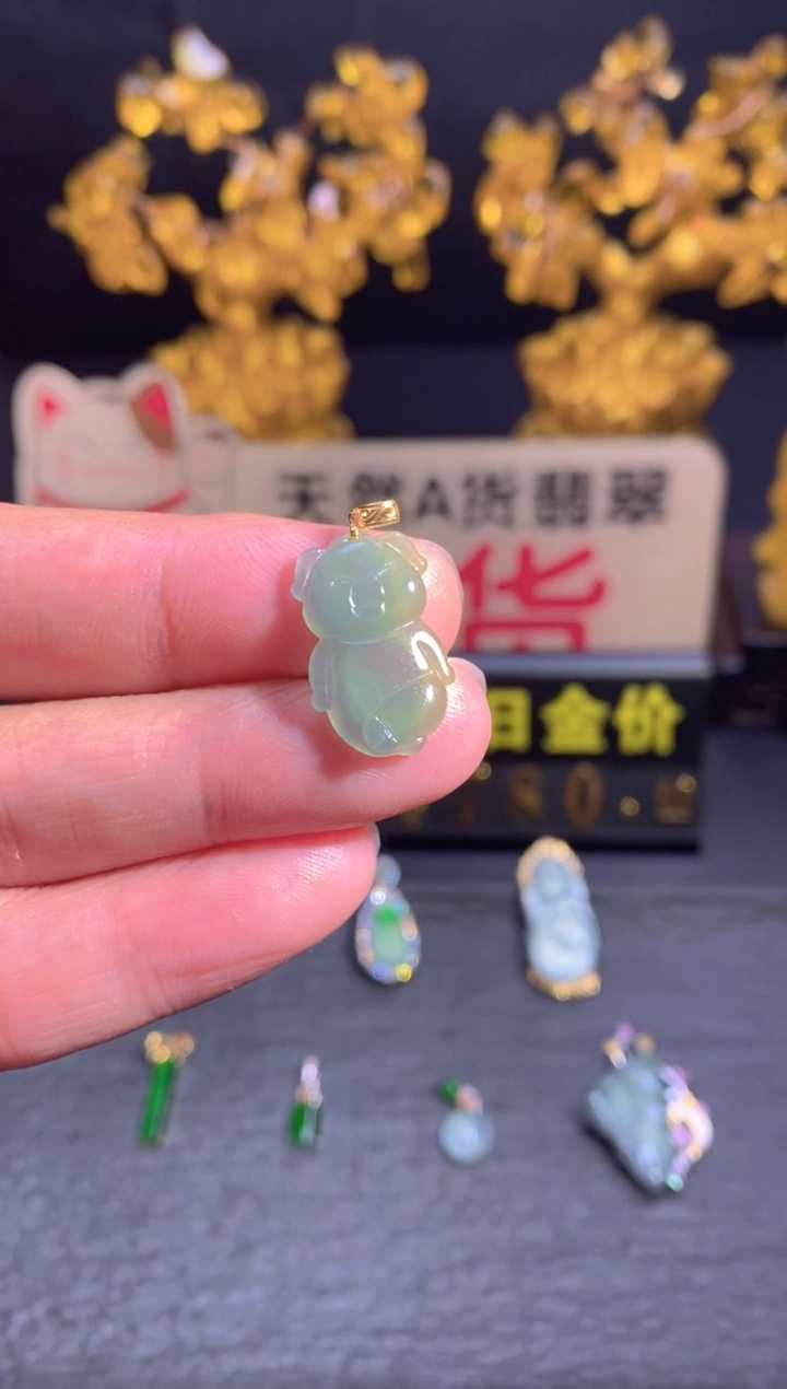 翡翠18K金镶嵌颈饰        