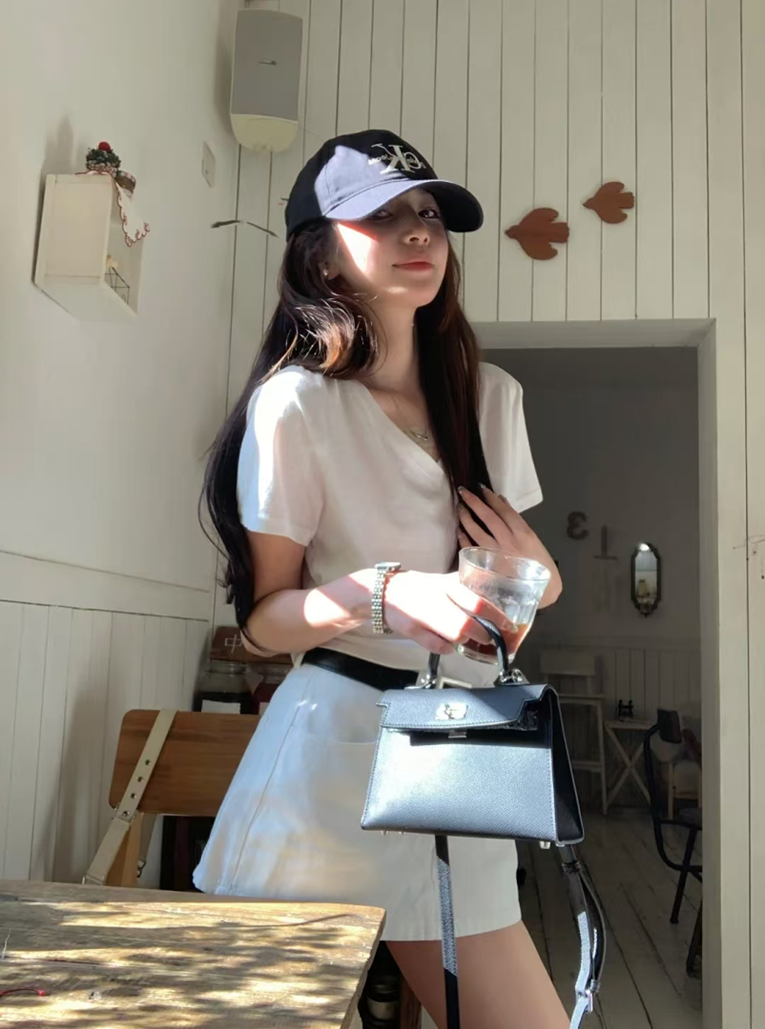 夏季短款极简时尚设计薄款白色小马刺绣V领纯色短袖T恤修身1