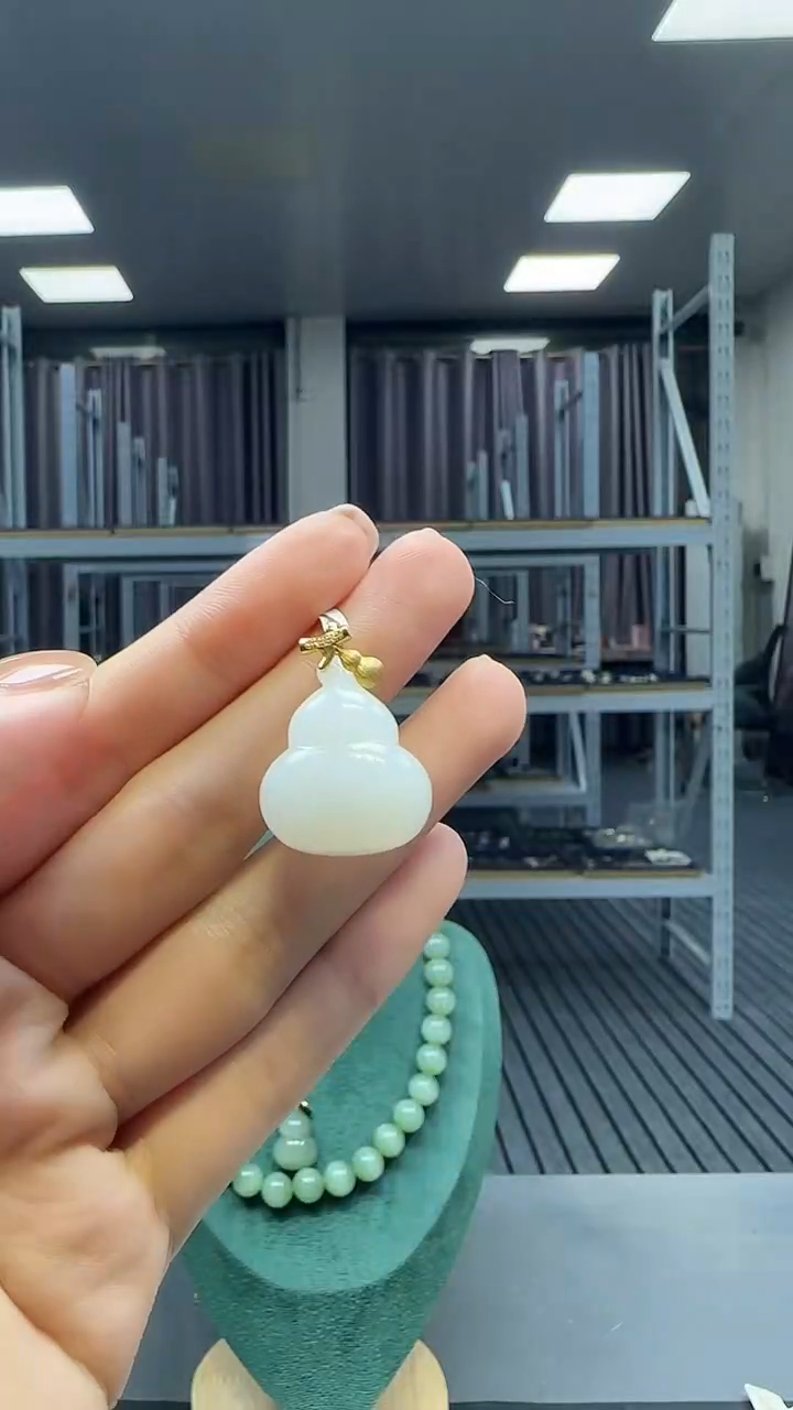 18K金镶嵌和田玉挂件1