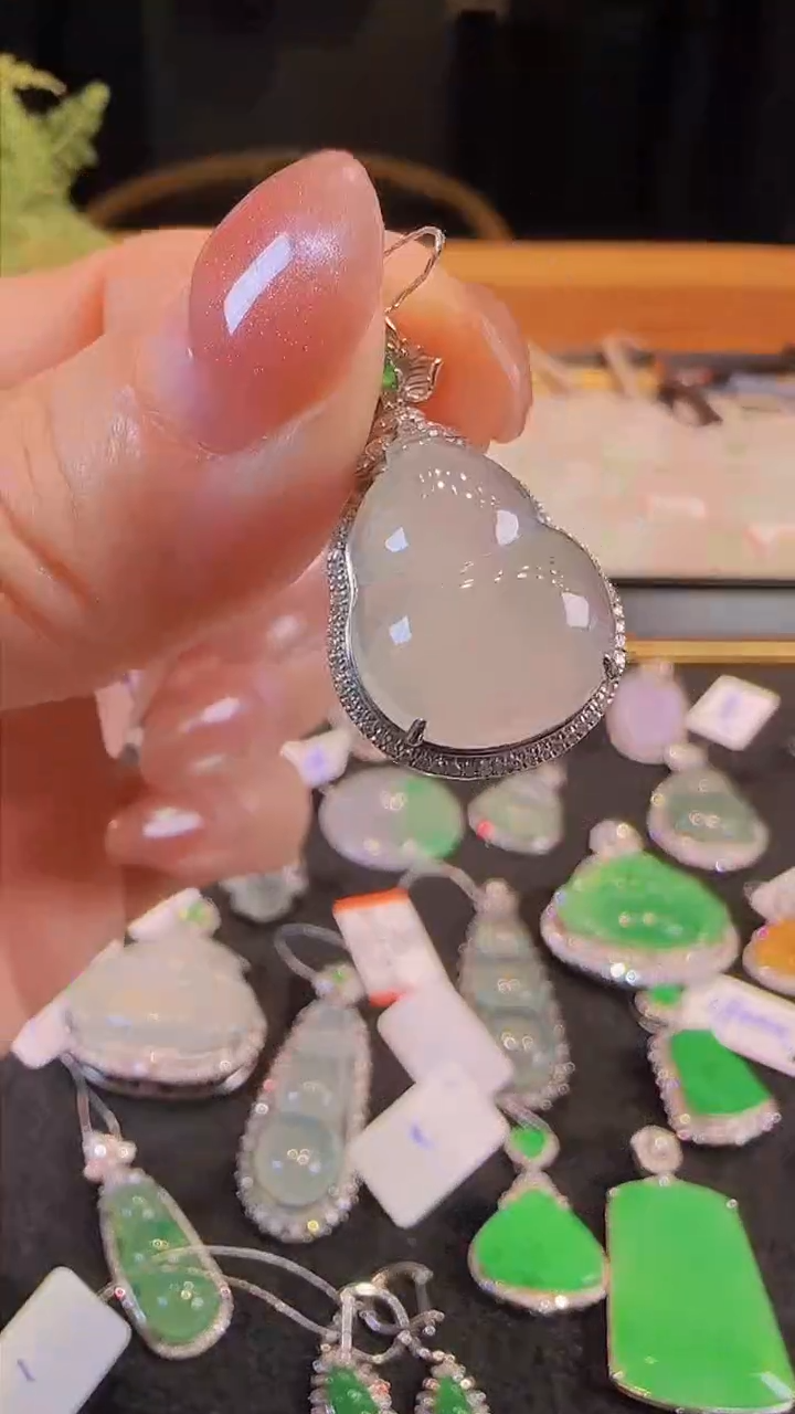 【闪购商品】翡翠吊坠(不含链)18K金镶嵌天然缅甸翡翠A货淡晴底葫芦