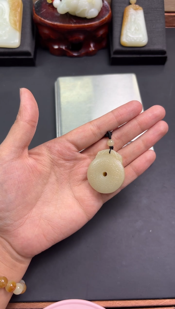 【闪购商品】和田玉吊坠(赠链)未镶嵌且末微色差迪克兰吊坠L