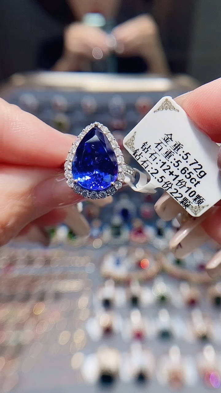 18K金镶嵌戒指坦桑石5.65.