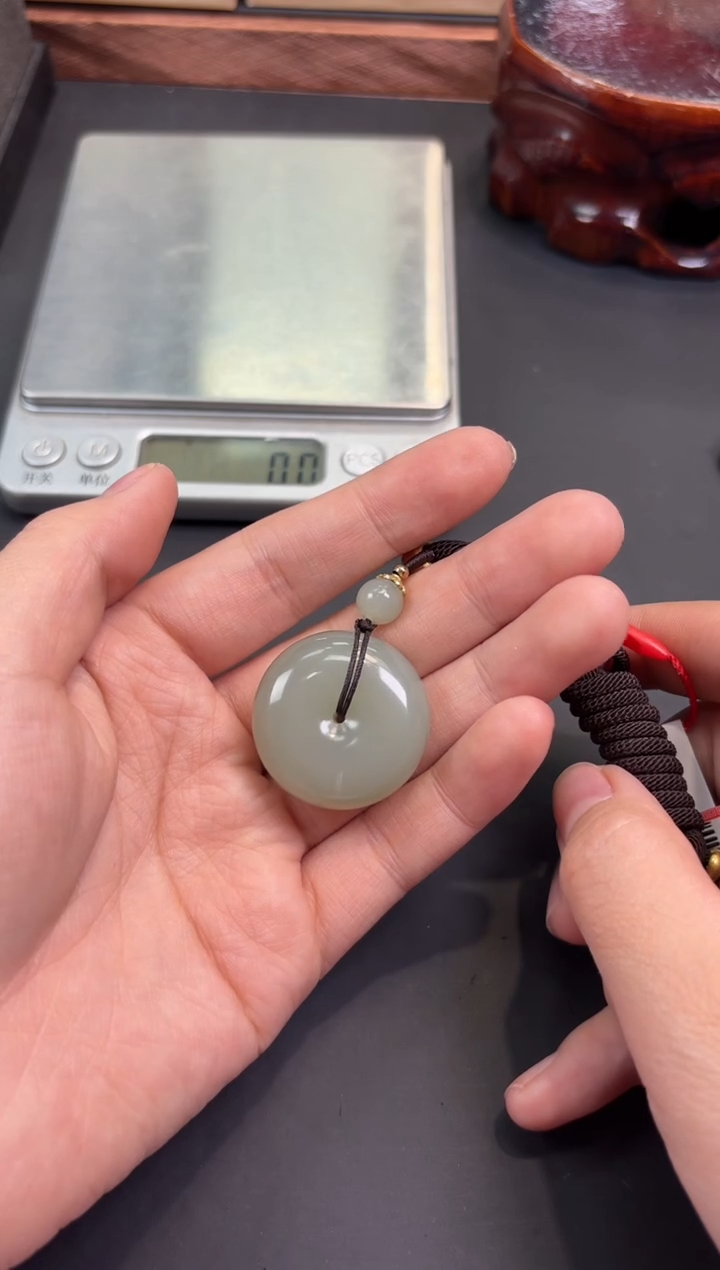 【闪购商品】和田玉吊坠(赠链)未镶嵌且末微色差近矿吊坠