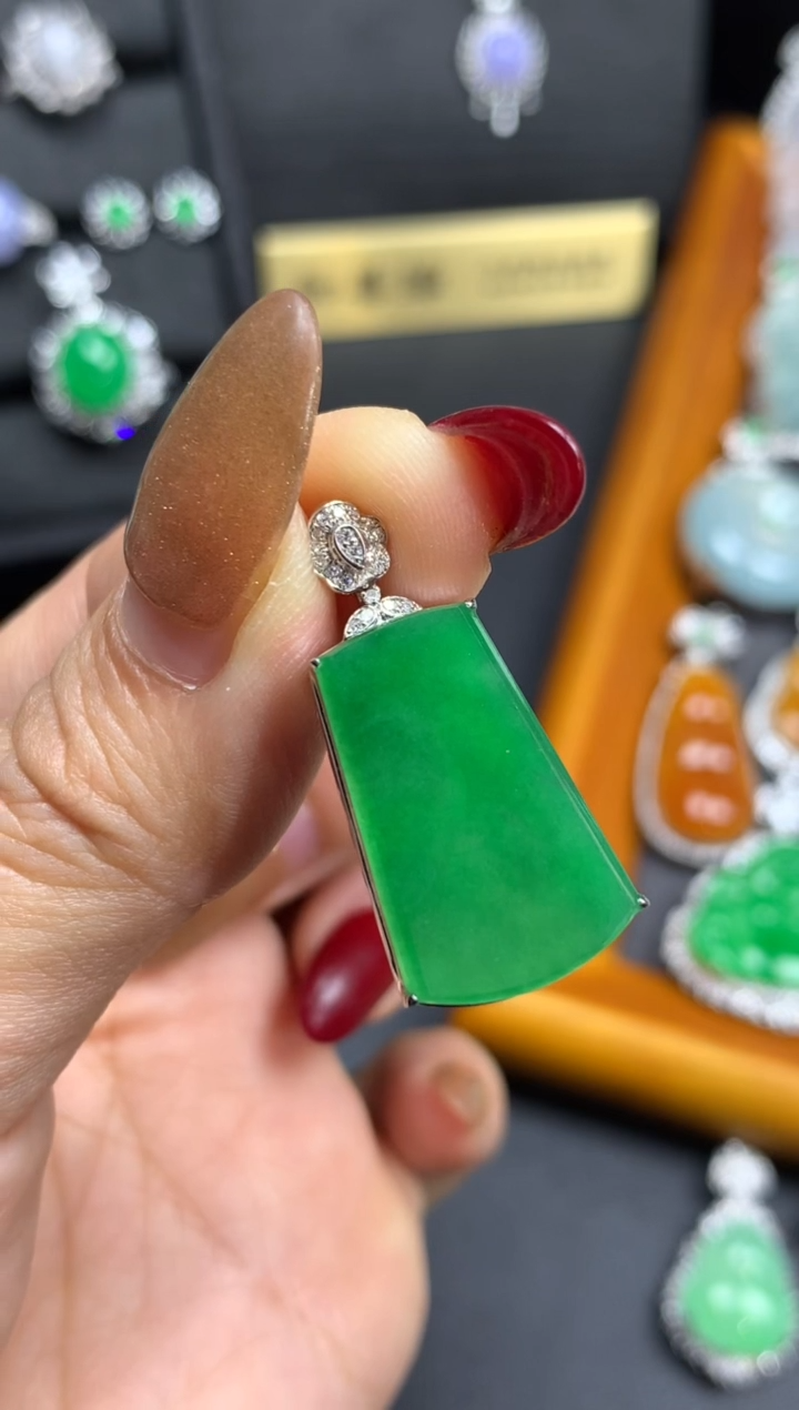 【闪购商品】翡翠颈饰18K金镶嵌翡翠无事牌