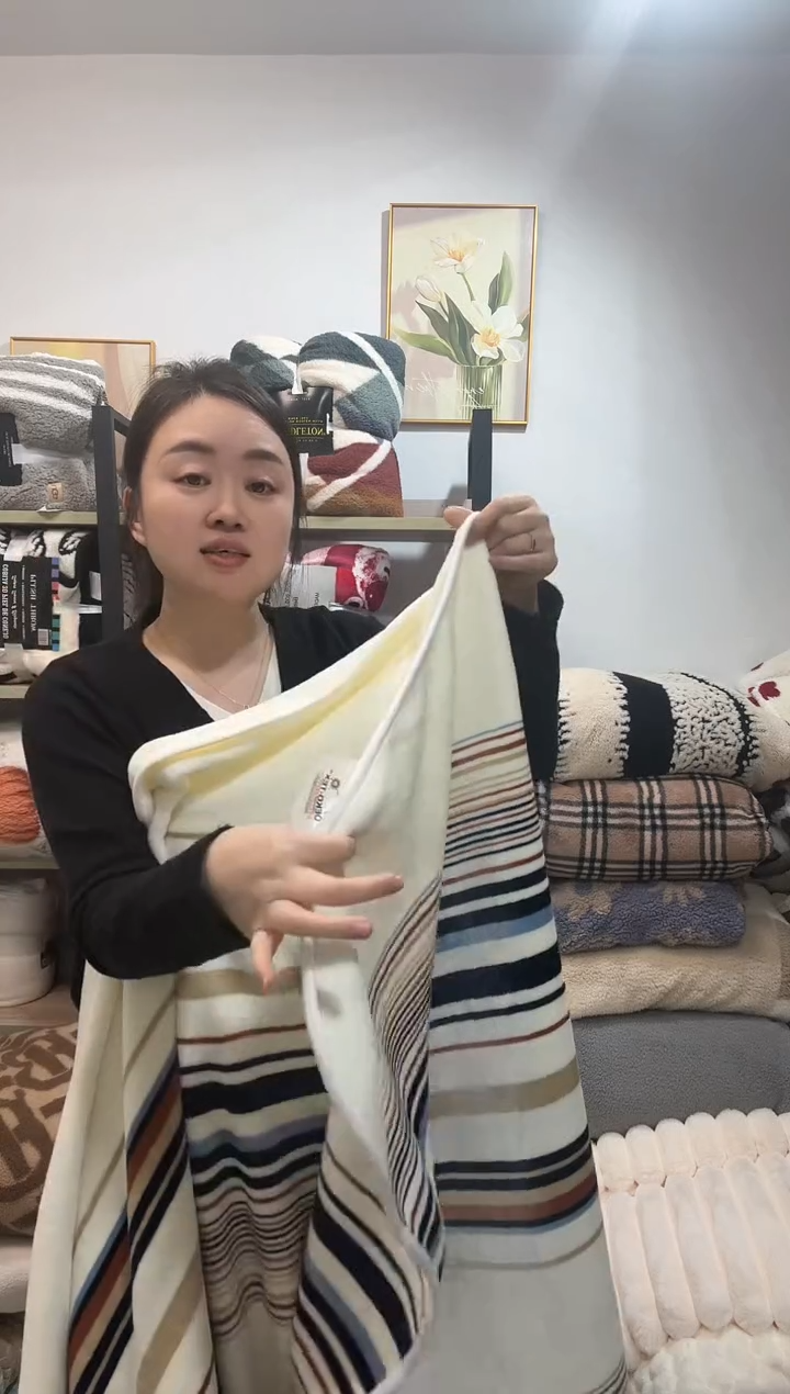 聚酯纤维200*230奶白条纹