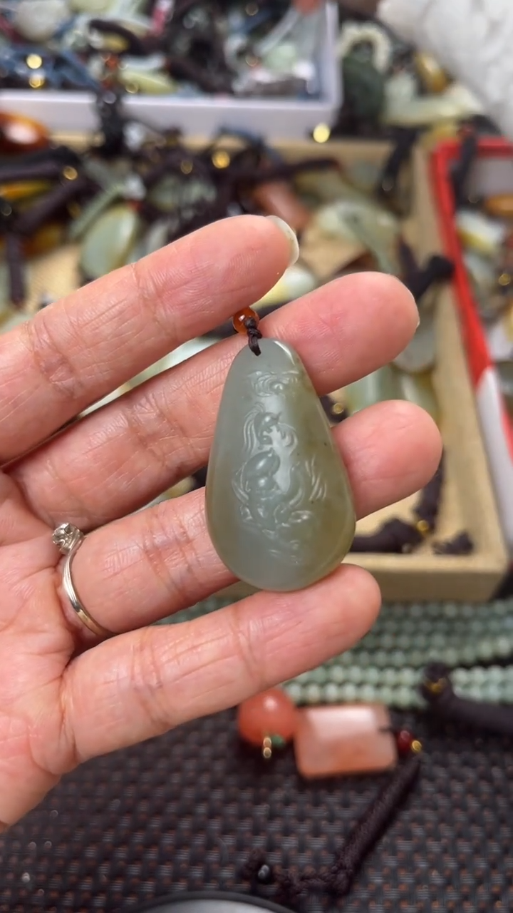 【闪购商品】和田玉颈饰未镶嵌多样性发货没有证书拍一发一有瑕