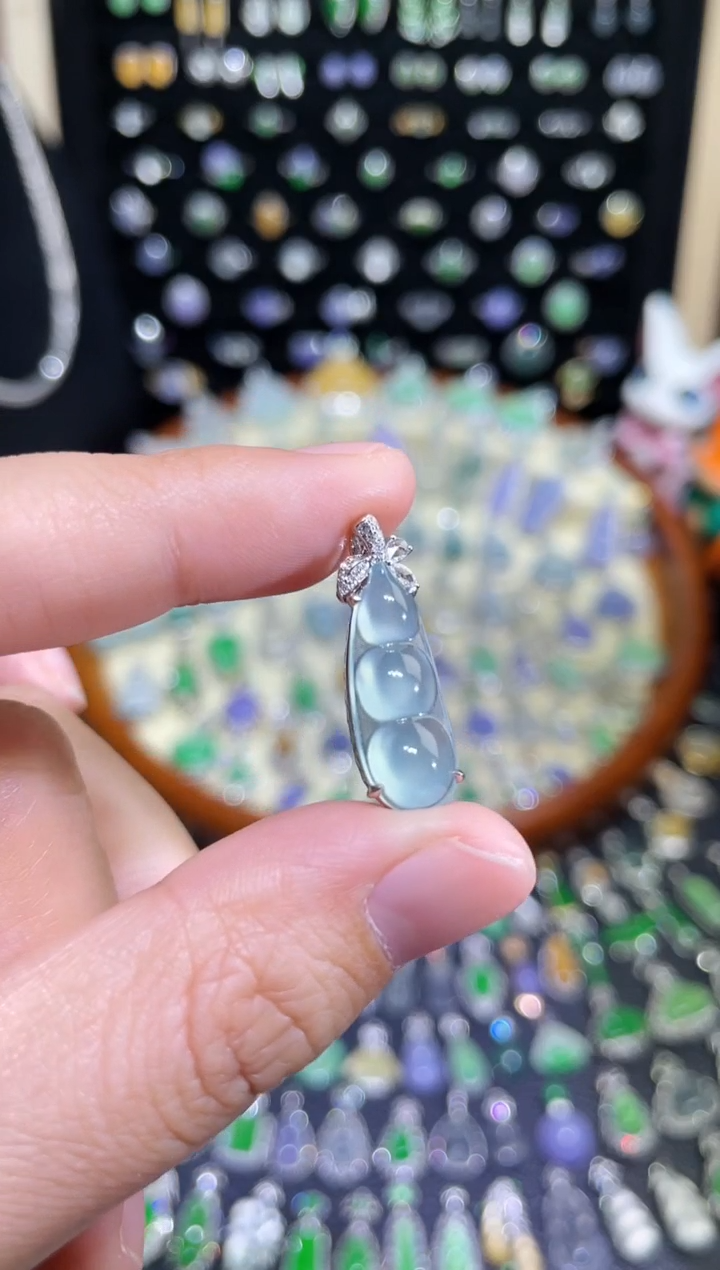 颈饰18K金镶嵌翡翠玻璃种晴蓝豆子吊坠