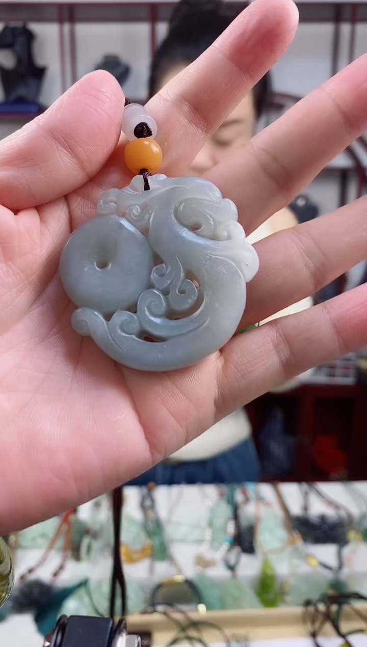 未镶嵌岫玉颈饰1