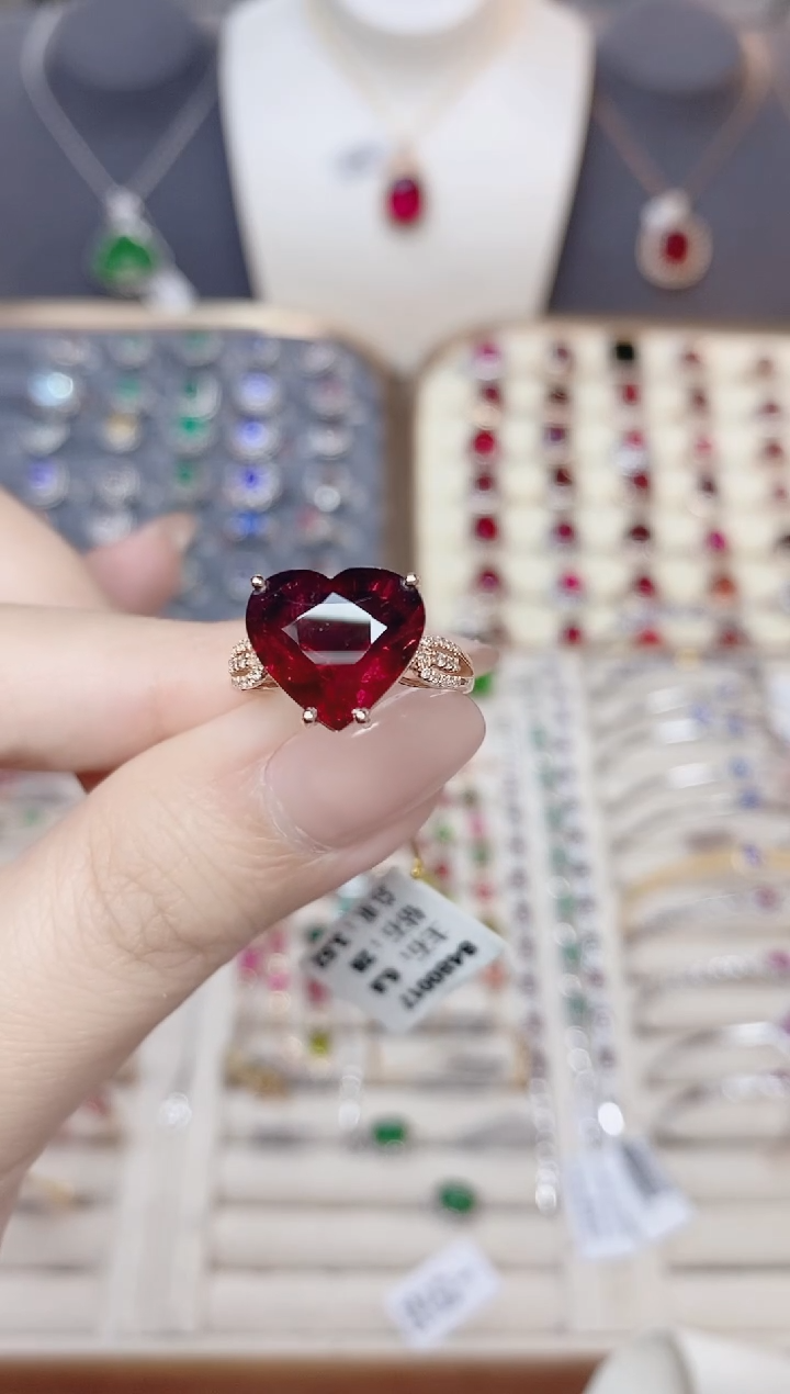 18K金镶嵌碧玺戒指碧玺6.8CT