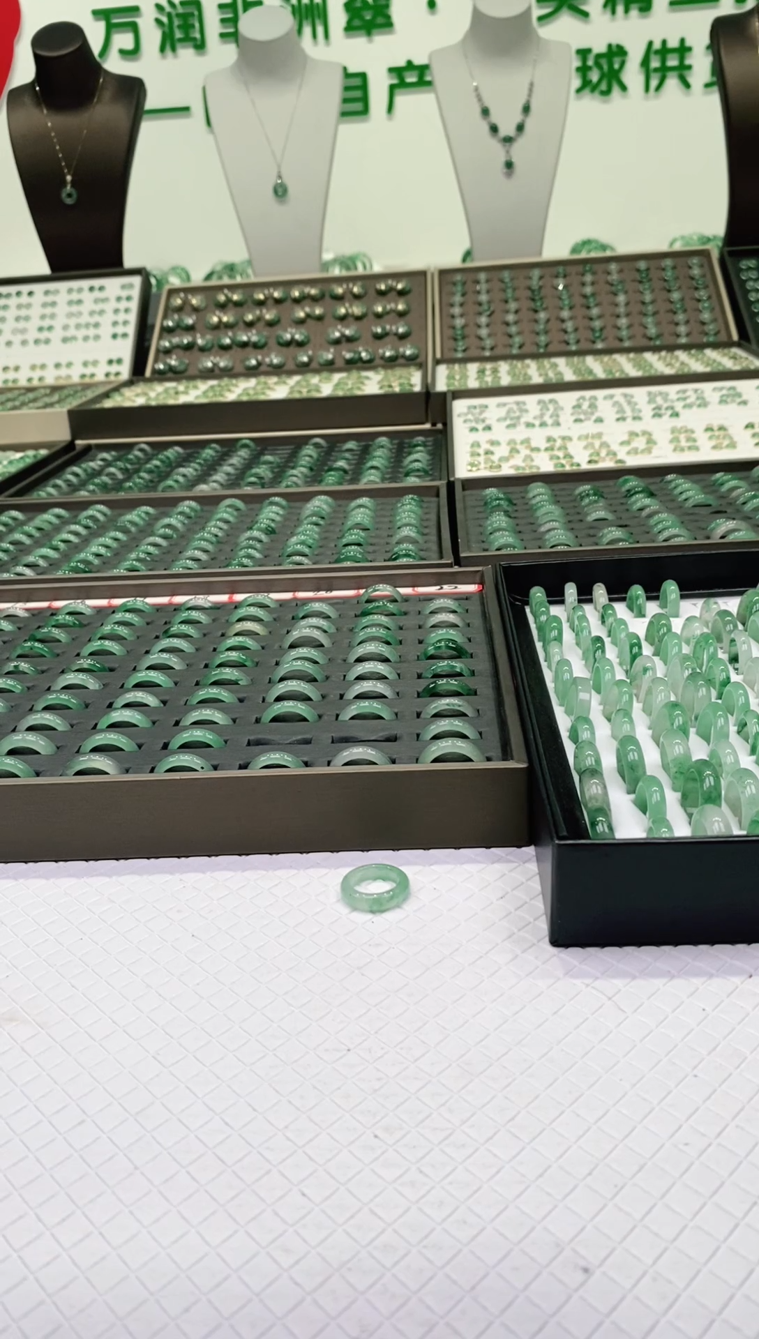 未镶嵌石英质玉（非洲翠）戒指微瑕戒圈18