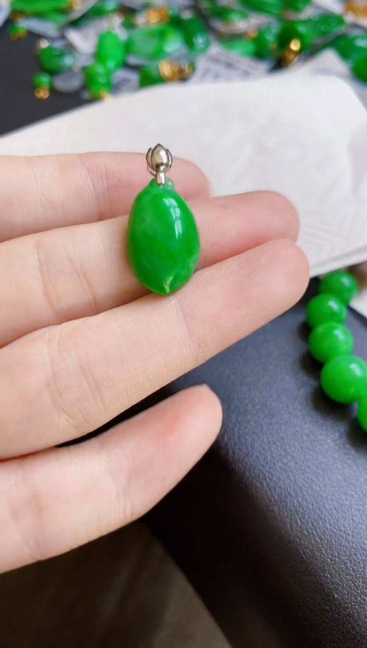 颈饰18K金镶嵌翡翠瓜