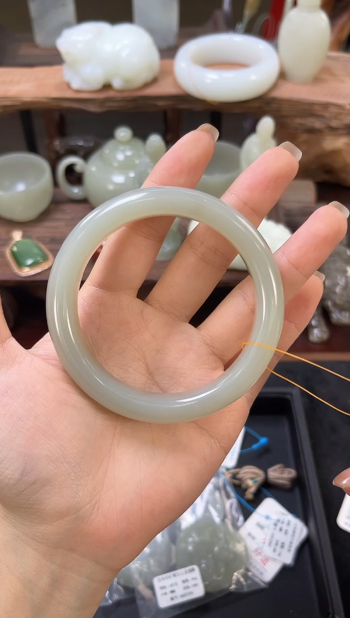 【闪购商品】和田玉手镯未镶嵌且末青白手镯59圈9007238