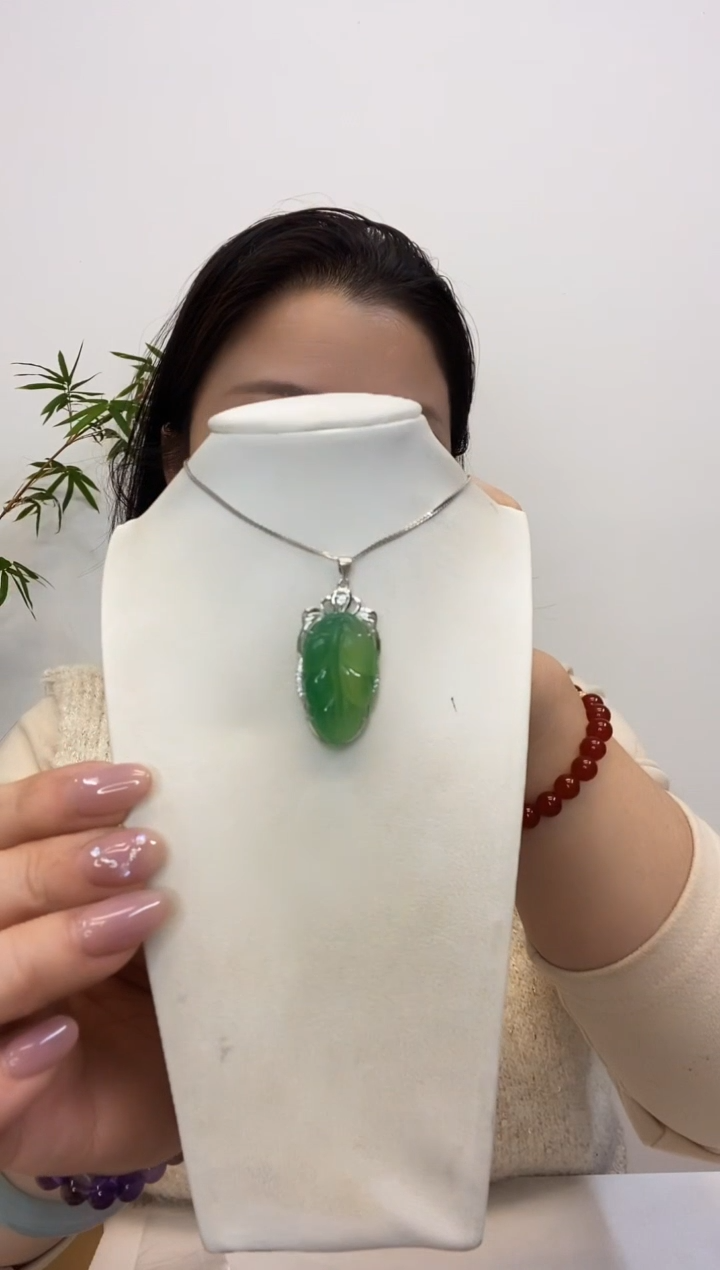 【闪购商品】玛瑙/玉髓吊坠(赠链)银S925镶嵌绿叶子