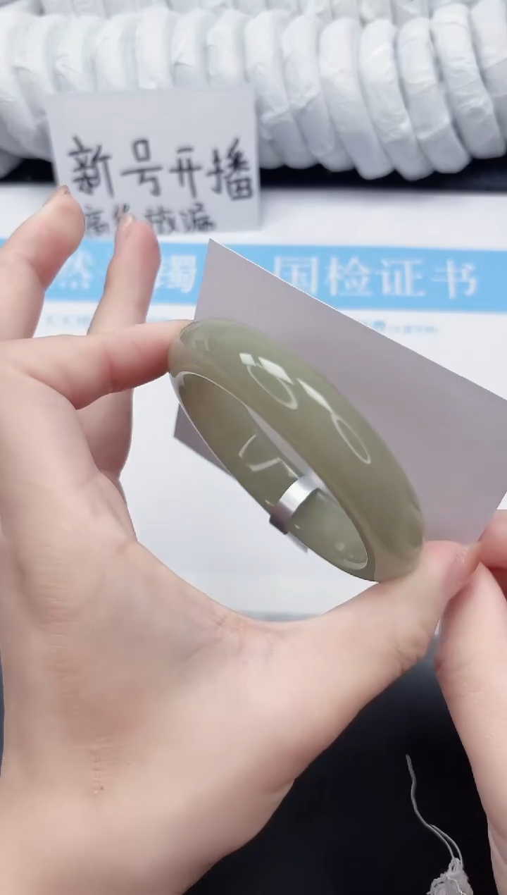 未镶嵌手镯石英质玉137-56.8DK