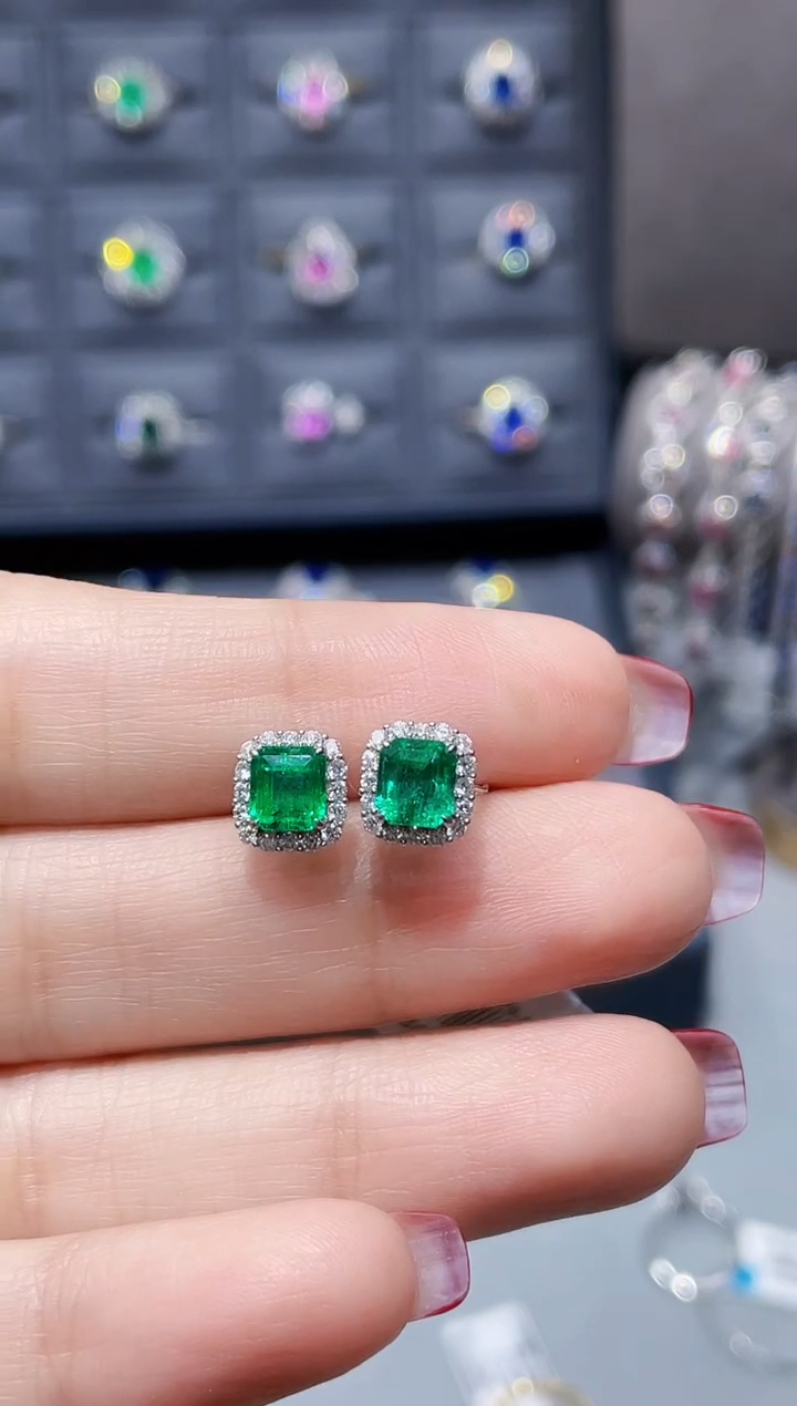 【闪购商品】祖母绿耳钉18K金镶嵌1.55克拉