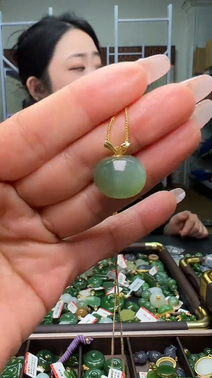 颈饰18K金镶嵌和田玉（多样性发货.发其一)12.24.39