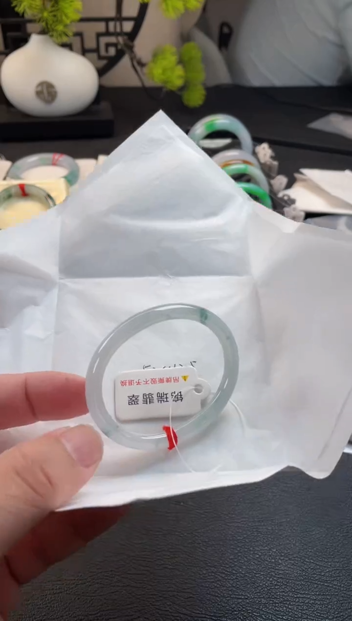 翡翠手镯未镶嵌52贵妃